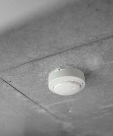 dźwiękowy alarm na suficie