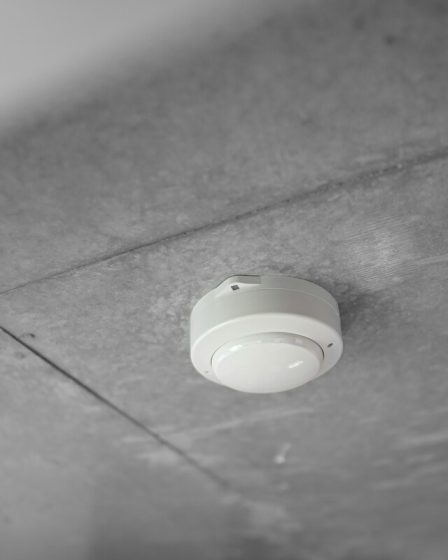 dźwiękowy alarm na suficie