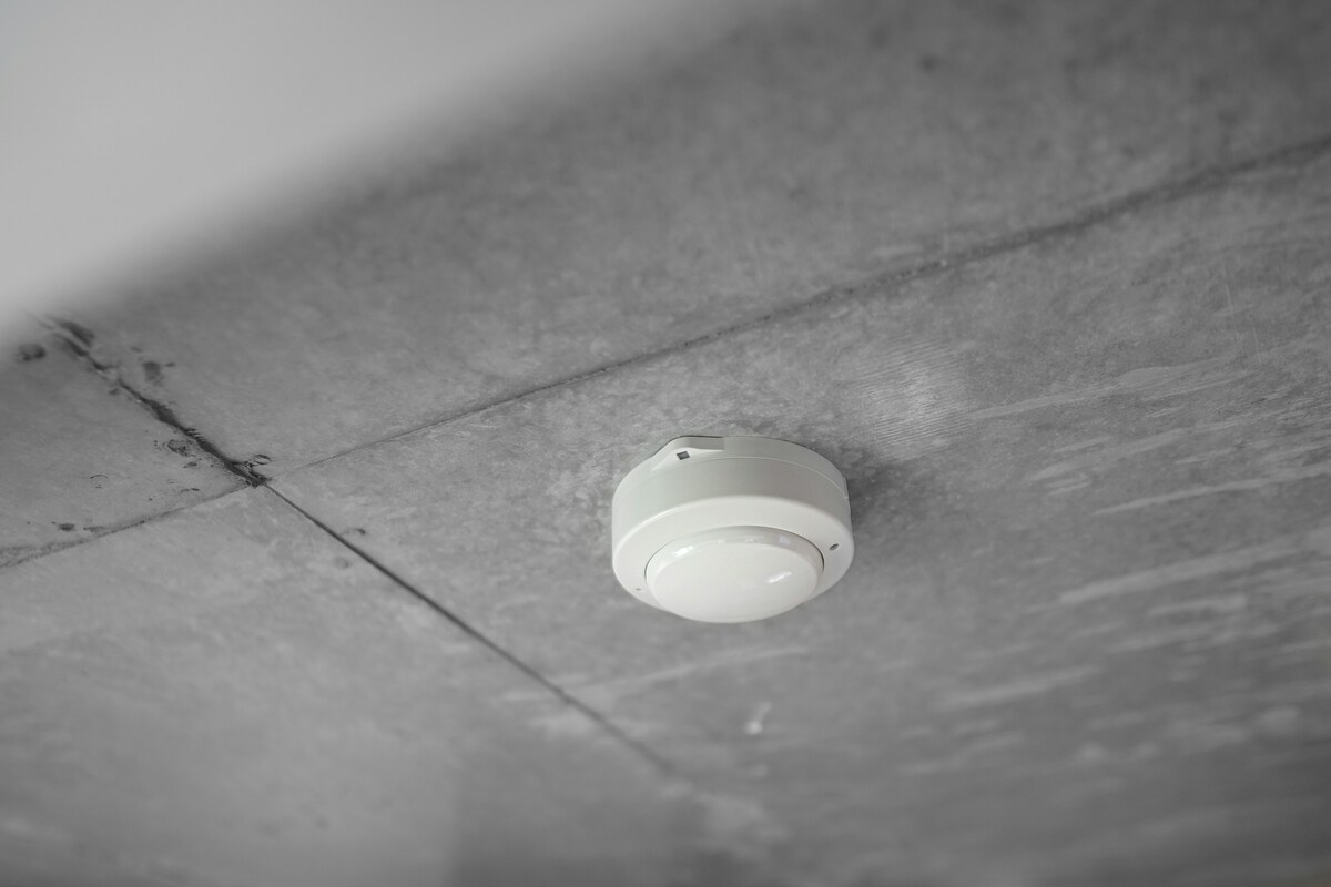 dźwiękowy alarm na suficie