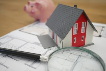 model domu leżący na dokumentach