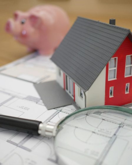 model domu leżący na dokumentach
